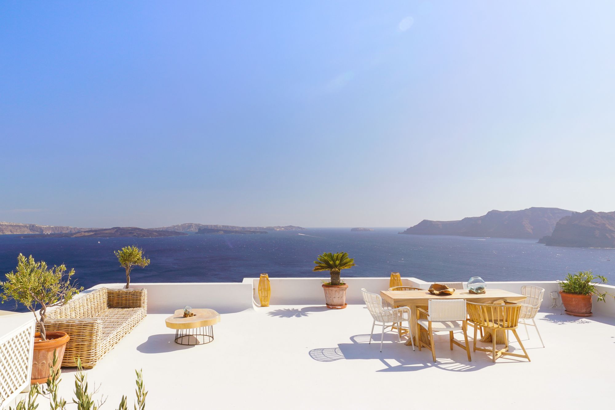 Terraza blanca soleada con vistas al mar