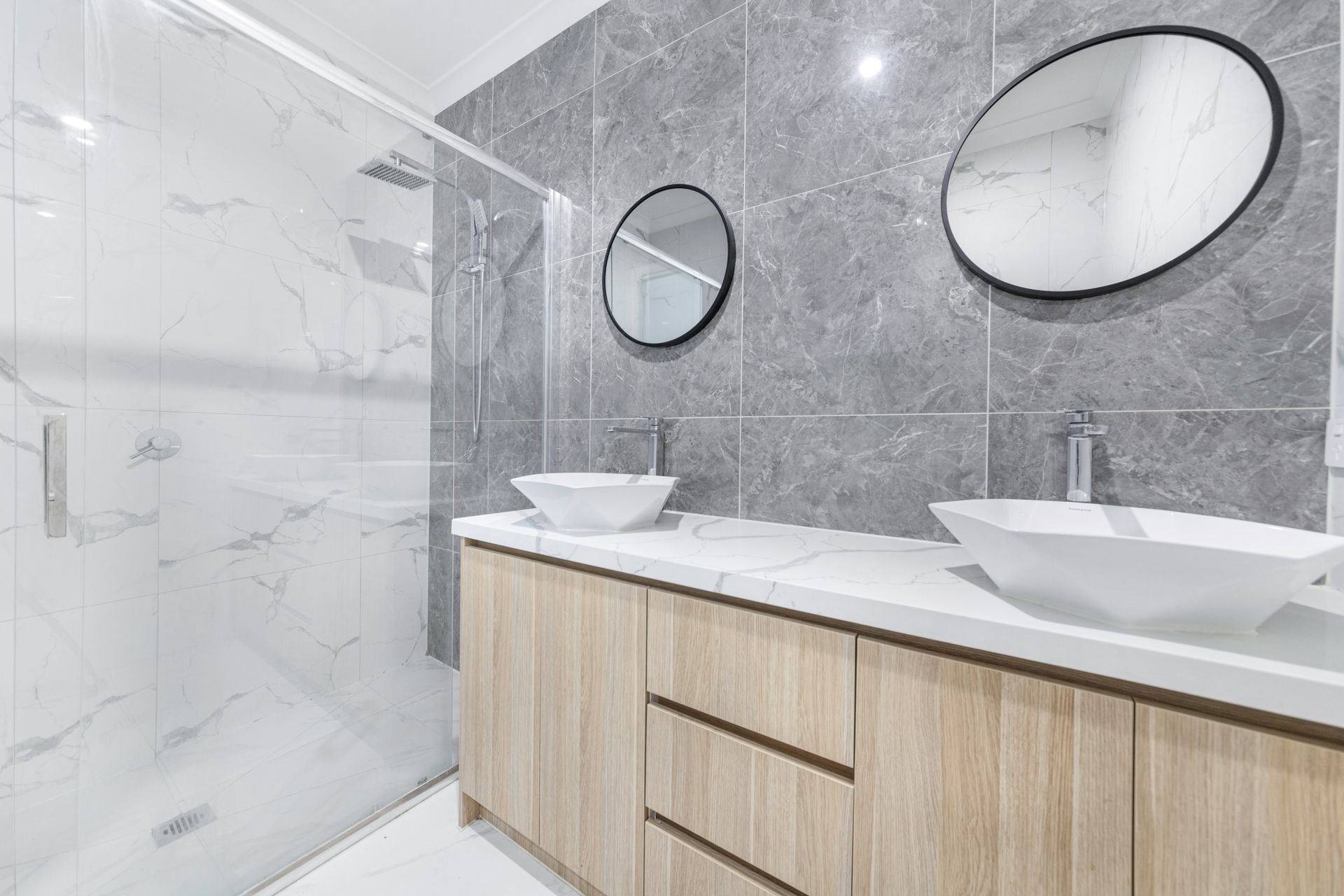 Baño reformado con doble lavabo