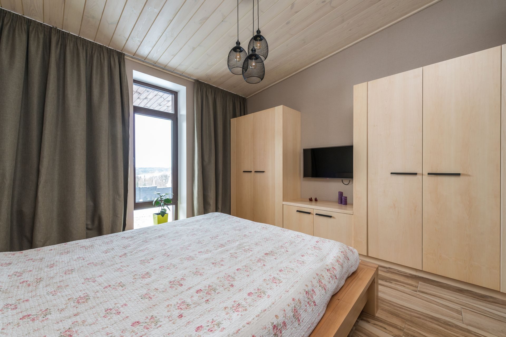 Dormitorio con armarios montados